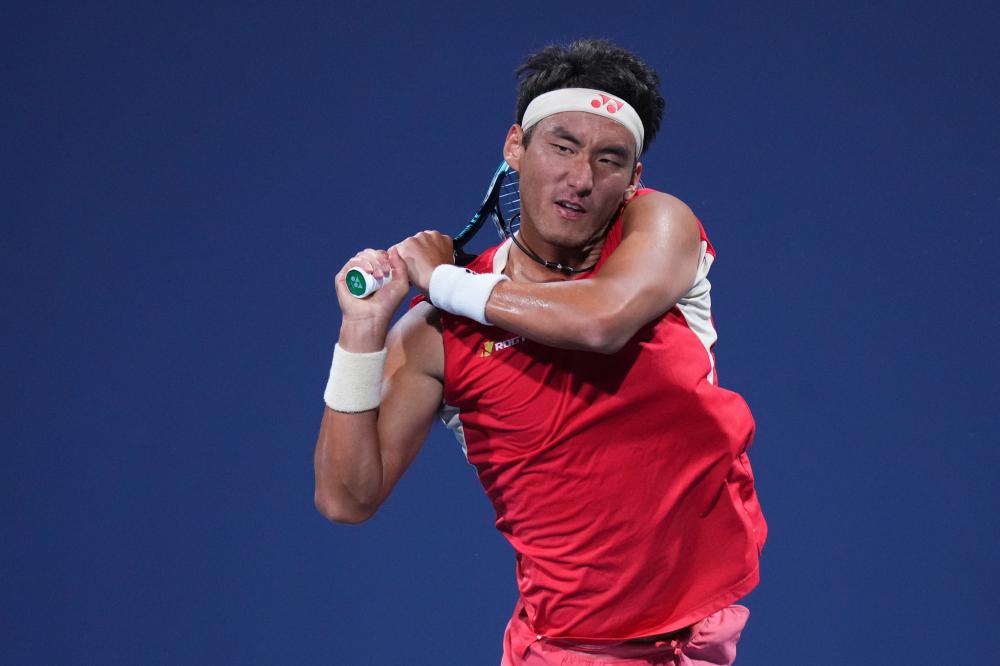 詹姆斯篮板抢断关键时刻锁定胜局